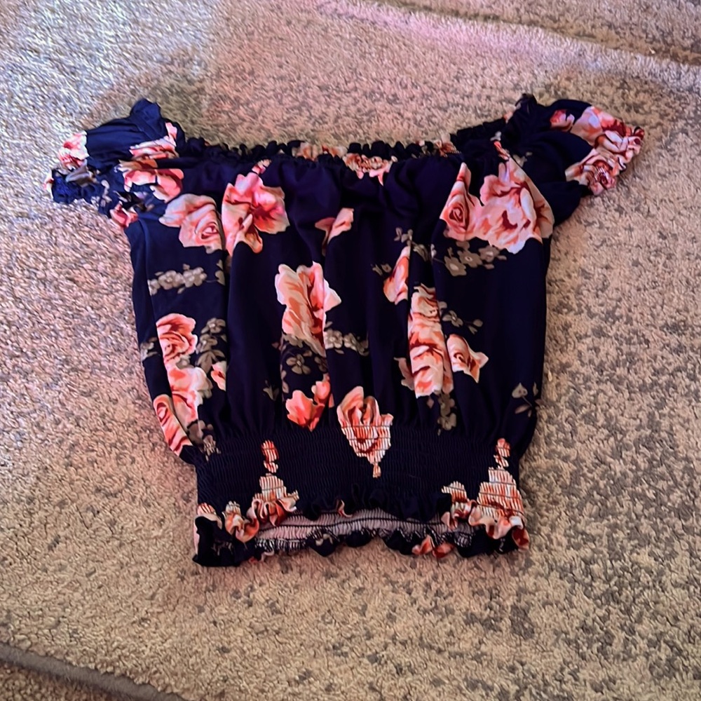 Shoulder crop top floral